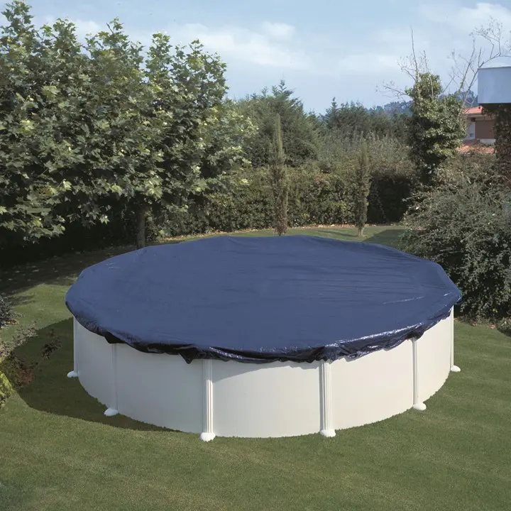 Bâche hiver Gre tendue sur une piscine hors sol acier ronde, vue de trois quarts