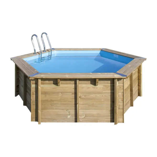 Piscine bois hexagonale Gré Woodfirst Original Ø 4,00, vue de trois quarts