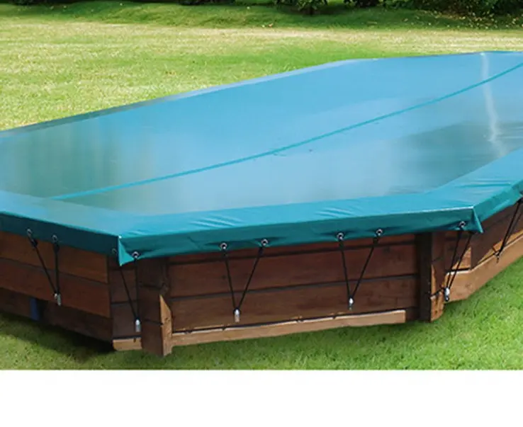 Bâche d'hivernage opaque Walu Wood tendue sur une hors sol bois, cabiclics et crochets vissés dans la paroi